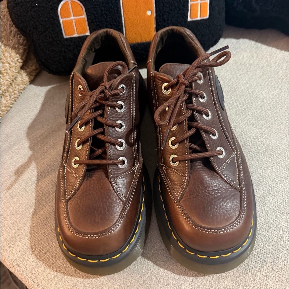Dr. Martens Brown Leather “buzz 5-eye grizzly” oxfords